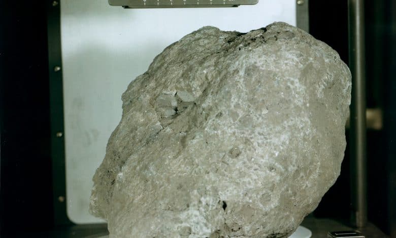 عينة قمرية - صخرة من القمر