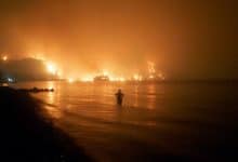 تغير المناخ - رجل يقف في بحر ملوث