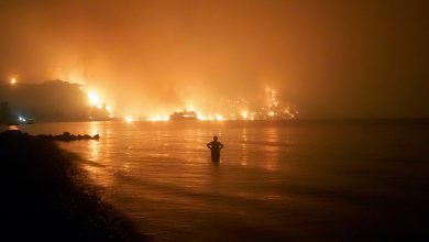 تغير المناخ - رجل يقف في بحر ملوث