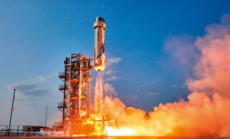 الرحلات الفضائية - صاروخ ينطلق إلى الفضاء